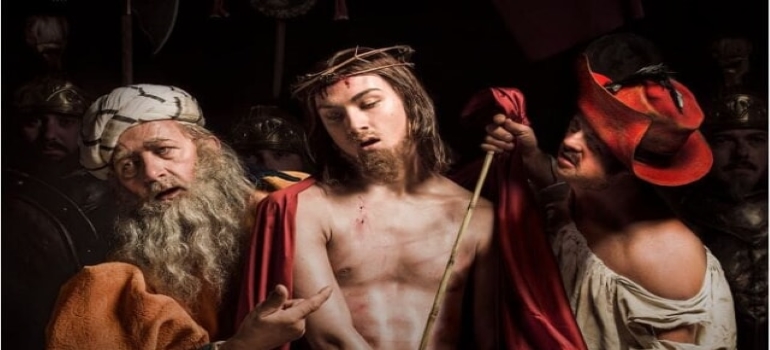 Una rivisitazione fotografica interpretata da giovani con disabilità dell’opera “Ecce Homo” di Lodovico Cardi, nella foto si vede Cristo fra 2 uomini