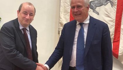La stretta di mano tra il Governatore Giani e il presidente di Fism Toscana Leonardo Alessi