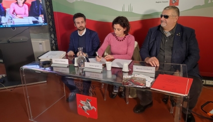 Foto: un momento della firma dell'accordo con l'assessore Spinelli, Roberto Ferrari e Massimo Diodati seduti a un tavolo