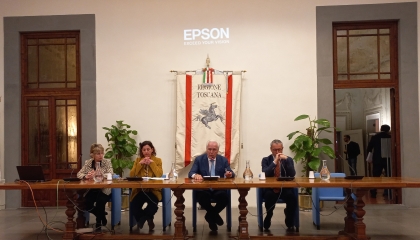 Il tavolo dei relatori con l'assessora Spinelli, il Presidente Giani, la dirigente Barbara Trambusti e il direttore ANCI Simone Gheri