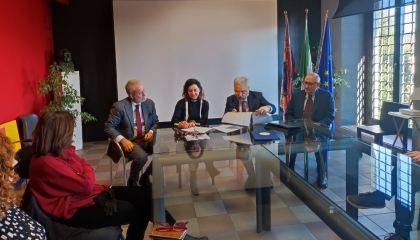 L'assessora Spinelli al tavolo alla firma dell'accordo di collaborazione tra l’Università di Firenze e la Regione Toscana in materia di accessibilità