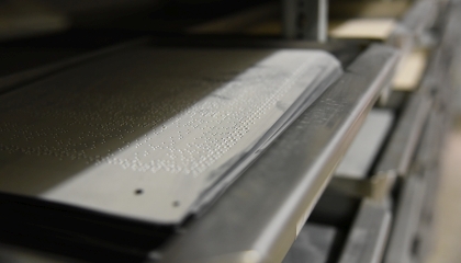 Un particolare di una macchina stampatrice per creare libri in Braille